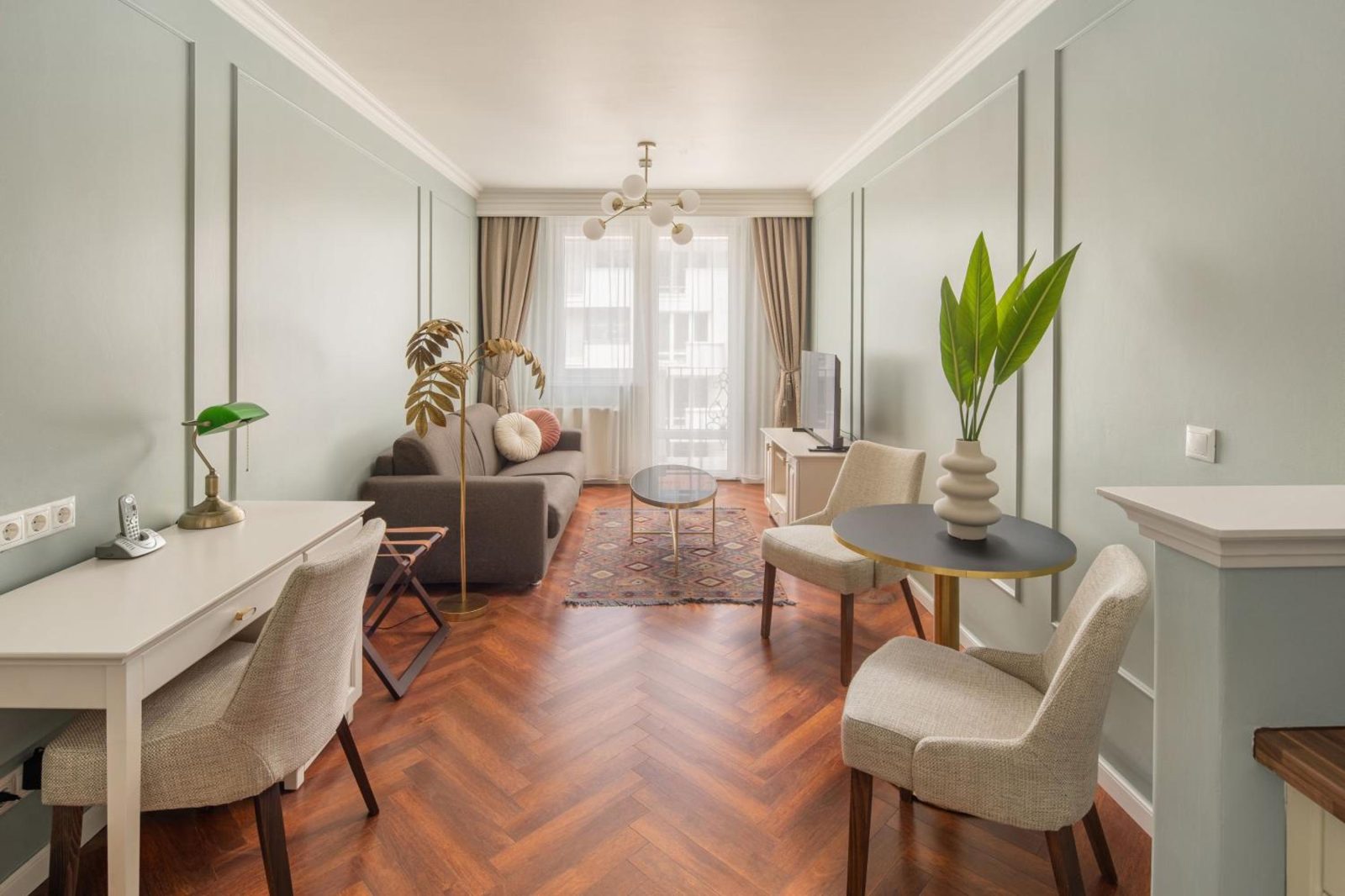 Queen's Court Hotel & Residence — photo 3