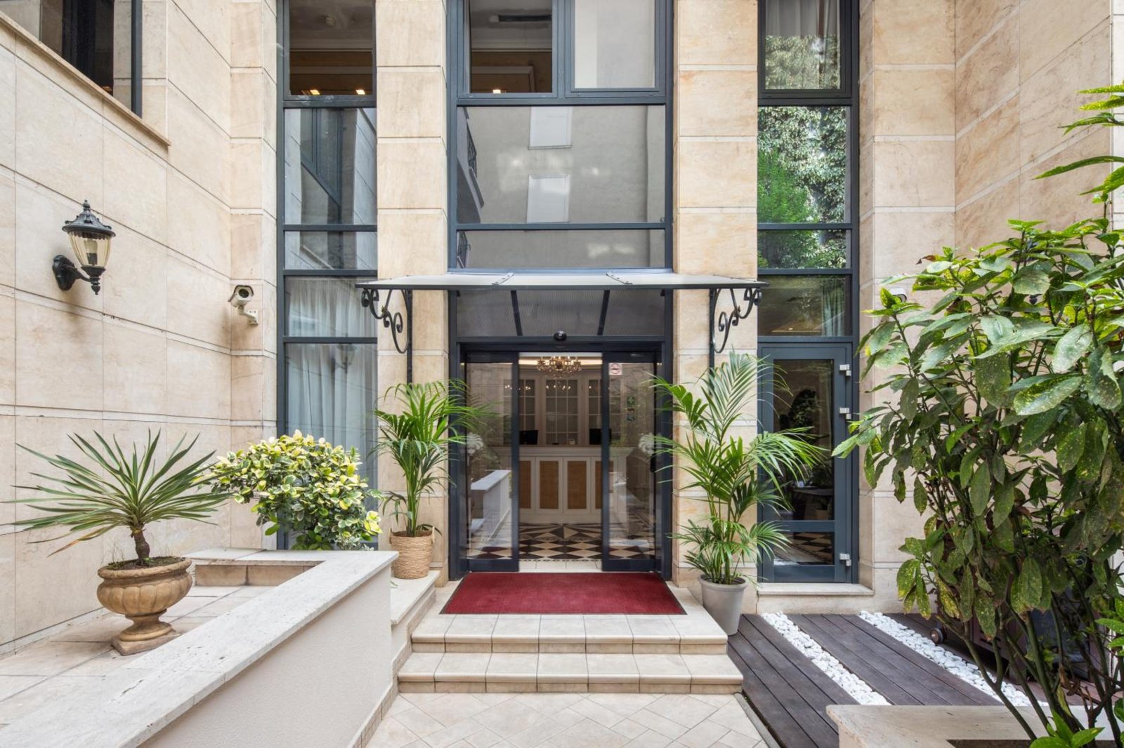 Queen's Court Hotel & Residence — photo 2